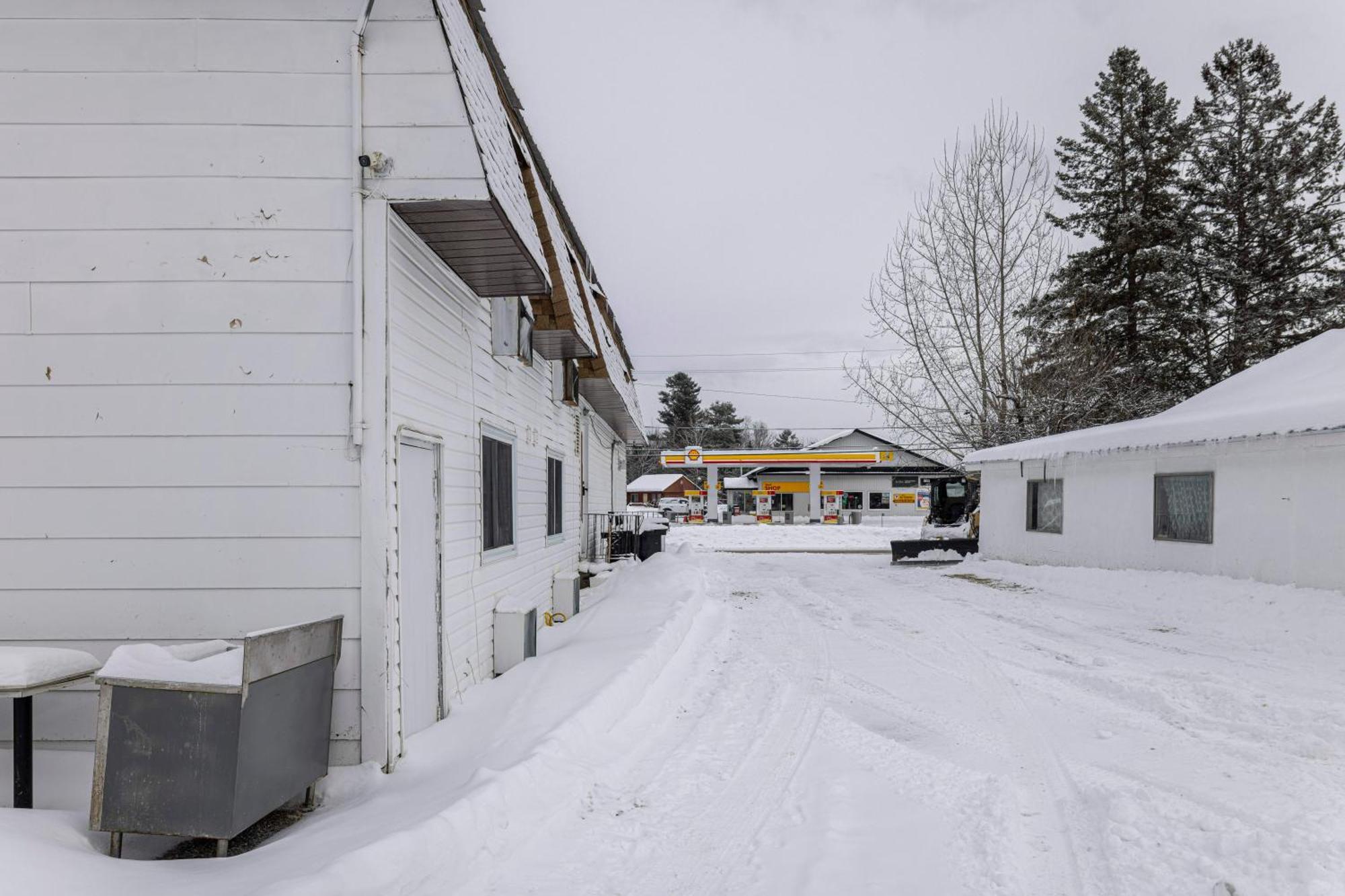 Lakeside Inn Cloyne Exterior photo